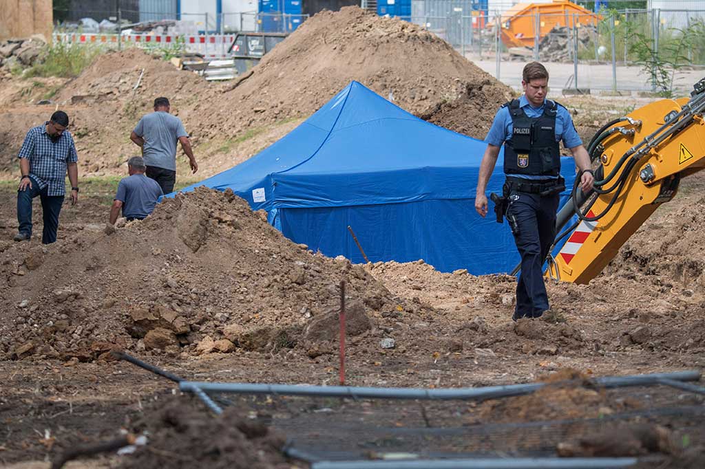 Bom HC-4000 yang berisi 1,4 ton peledak yang dijuluki blockbuster tersebut, ditemukan selama proyek pembangunan di dekat Kampus Westend Goethe University Frankfurt, pada Selasa. 