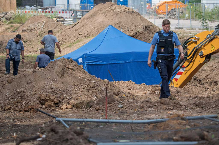 Bom HC-4000 yang berisi 1,4 ton peledak yang dijuluki blockbuster tersebut, ditemukan selama proyek pembangunan di dekat Kampus Westend Goethe University Frankfurt, pada Selasa. 