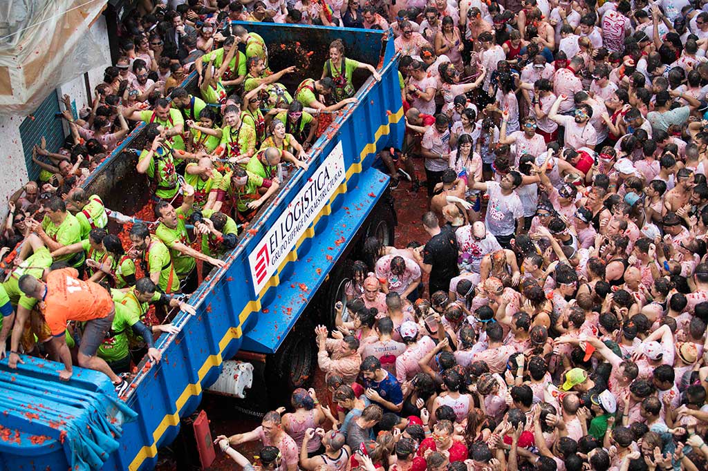 Sekitar 160 ton tomat matang diturunkan dari truk ke kerumunan sekitar 20 ribu orang, yang dua pertiga dari mereka adalah orang asing, di kota kecil Bunol, Spanyol, Rabu (30/8/2017) waktu setempat.