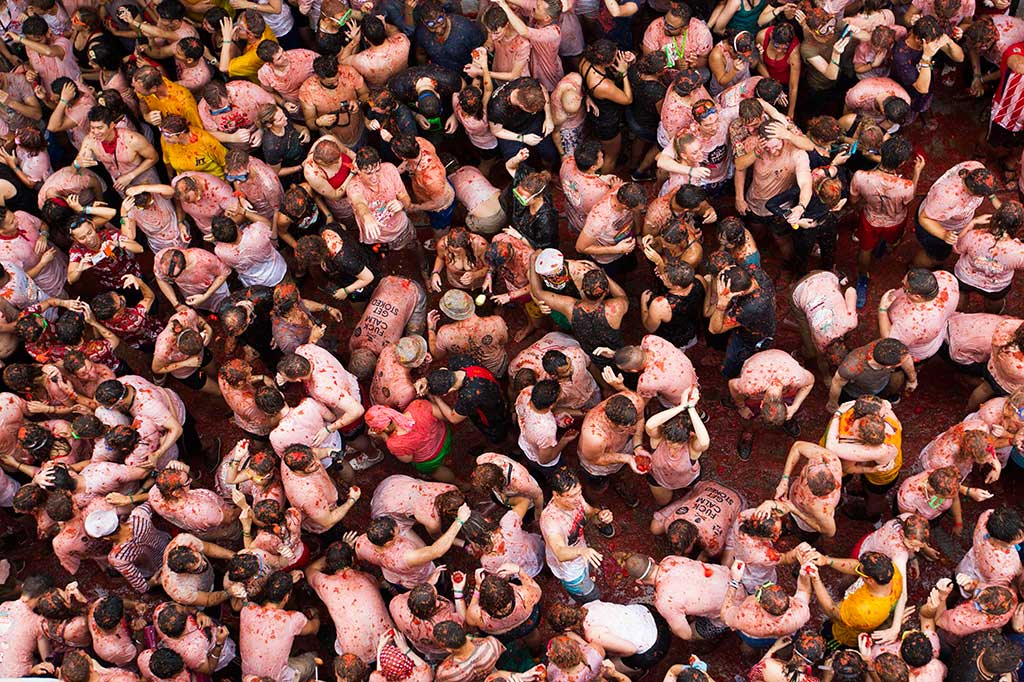 Ribuan peserta saling lempar tomat hingga 'menimbulkan kekacauan' dan membuat jalanan di kota tersebut menjadi berwarna merah.