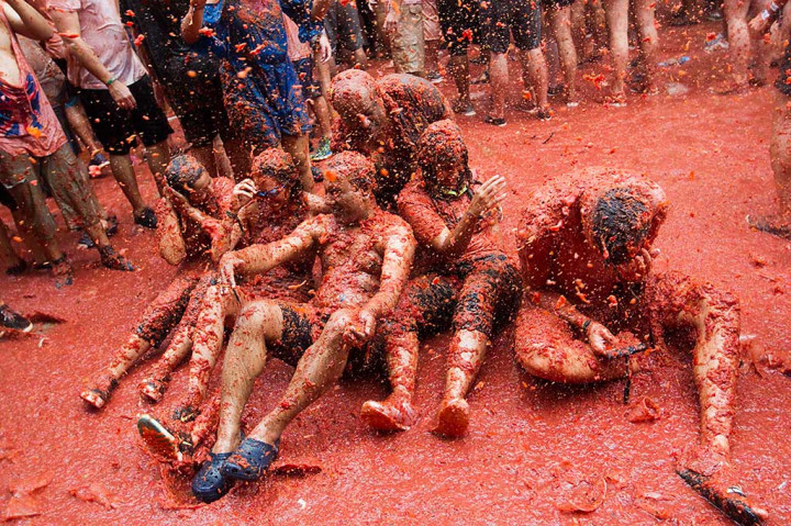 Sekelompok wisatawan 'mendapat serangan' tomat dari wisatawan lainnya.