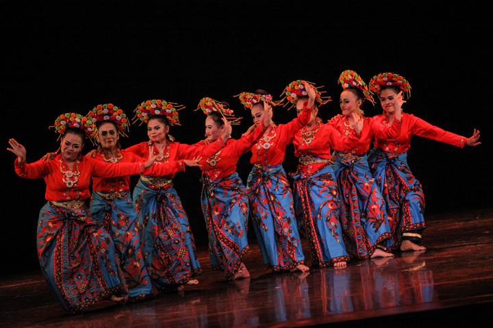 Kelompok tari Sanggar Tari Cipta Budaya menampilkan tarian Betawi dalam acara bertajuk 