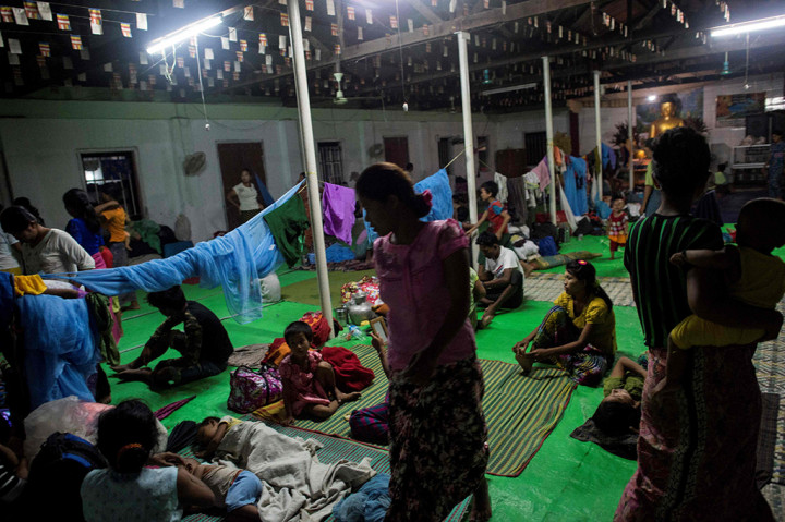 Ribuan warga sipil Rohingya terpaksa melarikan diri ke Bangladesh, untuk menghindari bentrokan itu. Namun otoritas Bangladesh melarang mereka masuk ke wilayahnya.
