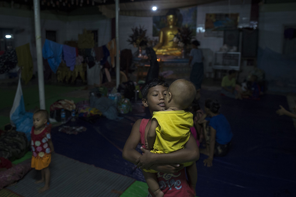 Sedikitnya 18.500 warga Rohingya melarikan diri ke Bangladesh, sejak bentrokan kembali pecah di Rakhine, Myanmar, pekan lalu.