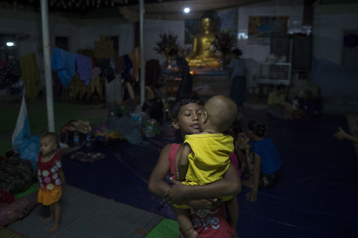 Sedikitnya 18.500 warga Rohingya melarikan diri ke Bangladesh, sejak bentrokan kembali pecah di Rakhine, Myanmar, pekan lalu.