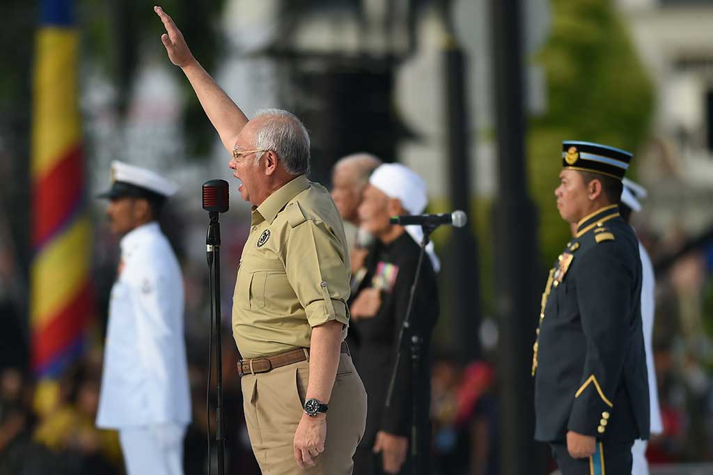 PM Malaysia Najib Razak meneriakkan Proklamasi Kemerdekaan selama perayaan HUT ke-60 Kemerdekaan Malaysia di Independece Square, Kuala Lumpur, Kamis (31/8/2017).