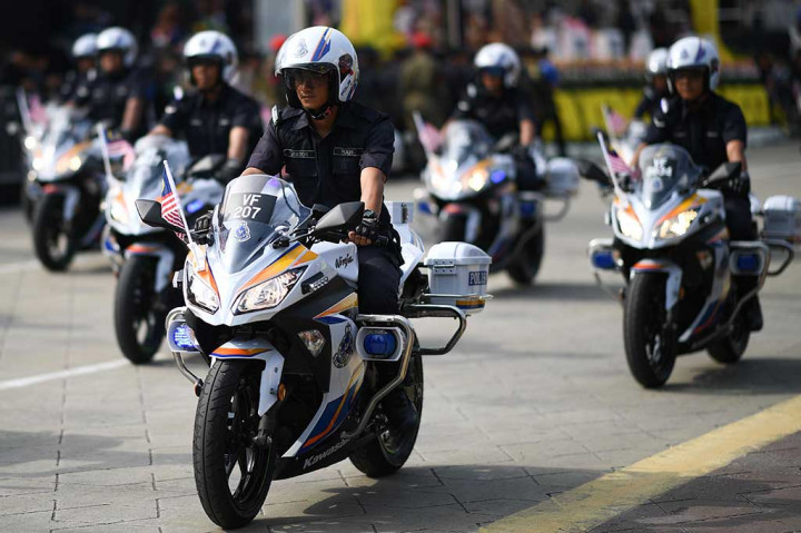 Anggota Unit Lalu Lintas Polisi Malaysia Raya ambil bagian dalam perayaan HUT ke-60 Malaysia.