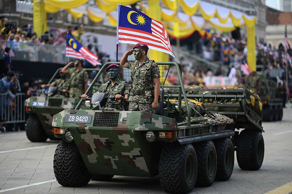 Anggota Brigade Pasukan ke-10 Angkatan Darat Malaysia dengan mengendarai kendaraan tempur ikut ambil bagian dalam perayaan HUT ke-60 Malaysia.