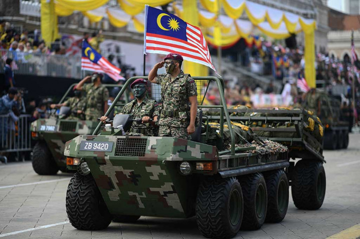 Anggota Brigade Pasukan ke-10 Angkatan Darat Malaysia dengan mengendarai kendaraan tempur ikut ambil bagian dalam perayaan HUT ke-60 Malaysia.