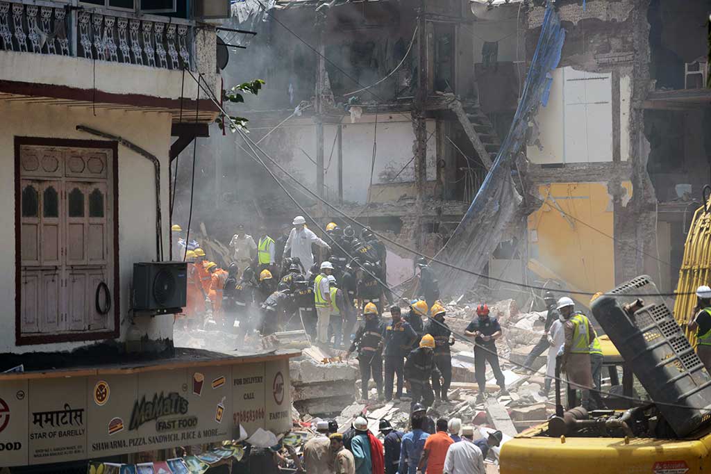 Selain karena gedung umurnya sudah tua, penyebab ambruknya bangunan tersebut diduga akibat guyuran hujan yang terjadi selama berhari-hari di wilayah tersebut.
