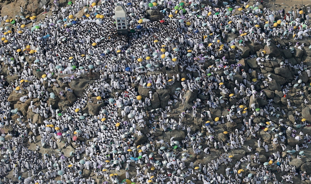 Hampir semua sudut Arafah yang sempit penuh sesak dengan umat Islam. Pengadaan logistik merupakan keharusan agar jemaah dapat tenang dan khusyuk melaksanakan ibadah.