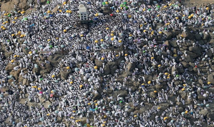 Hampir semua sudut Arafah yang sempit penuh sesak dengan umat Islam. Pengadaan logistik merupakan keharusan agar jemaah dapat tenang dan khusyuk melaksanakan ibadah.