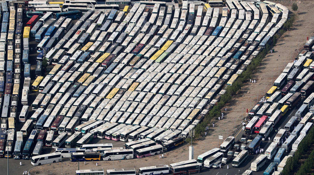 Jutaan bus pengangkut jemaah haji bersiap untuk prosesi selanjutnya malam ini di Mina.  