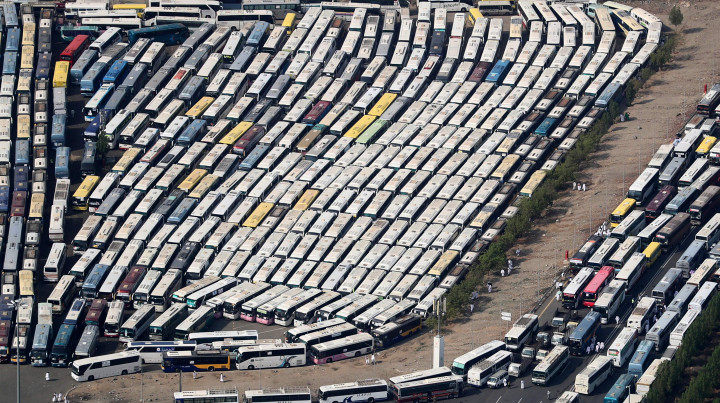 Jutaan bus pengangkut jemaah haji bersiap untuk prosesi selanjutnya malam ini di Mina.  
