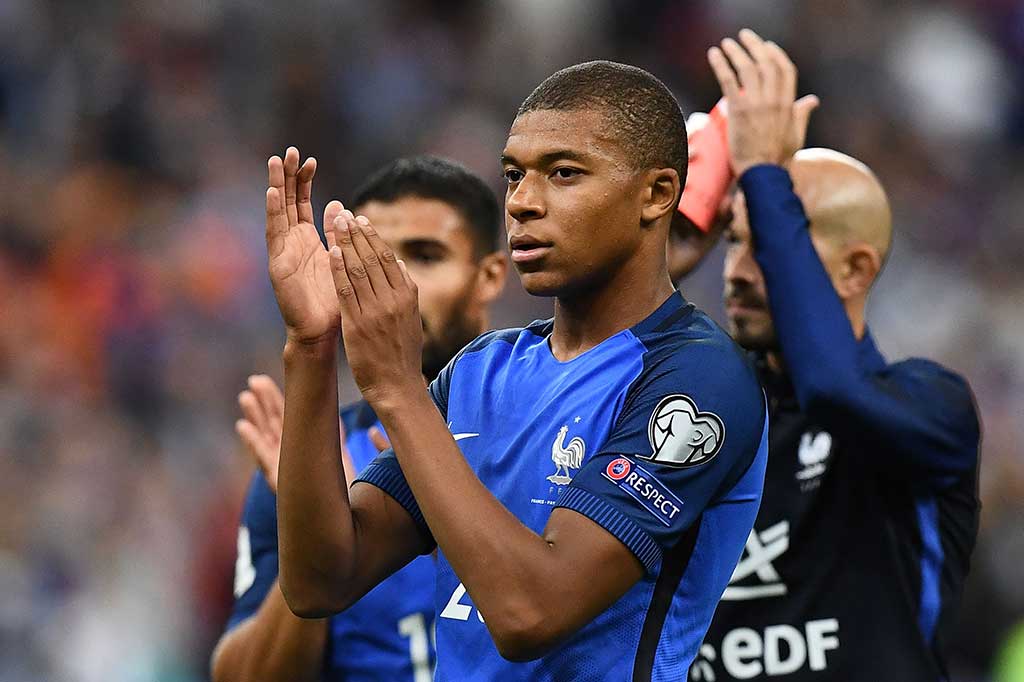 Prancis kini memuncaki klasemen Grup A dengan 16 angka dari tujuh pertandingan, unggul tiga angka atas Swedia, yang kalah 2-3 di Bulgaria. Sementara Belanda di posisi keempat dengan 10 poin.