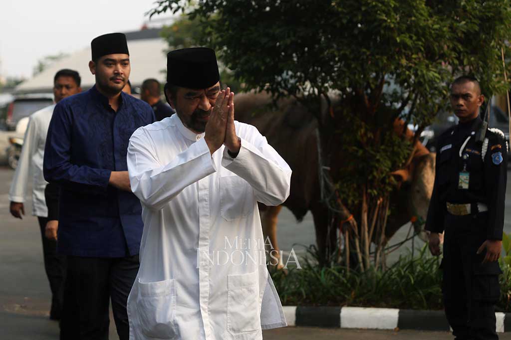 Chairman Media Group Surya Paloh bersama putranya Prananda Surya Paloh tiba untuk melaksanakan Salat Iduladha 1438 H di Masjid Nursiah Daud Paloh, Kedoya, Jakarta Barat, Jumat (1/9/2017).