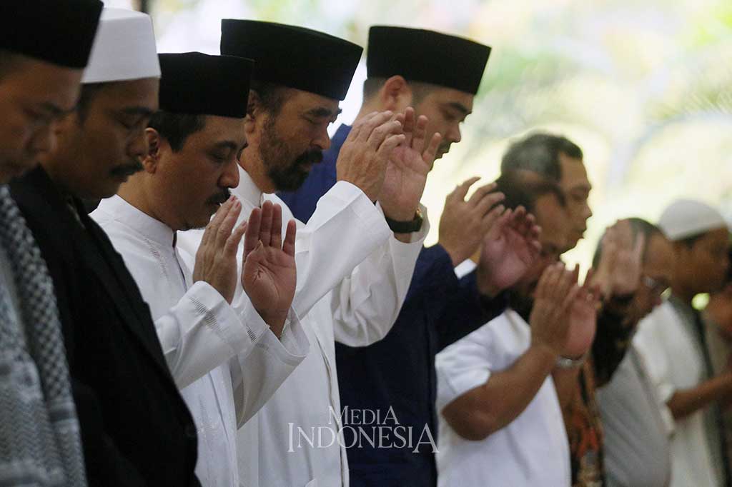 Chairman Media Group Surya Paloh didampingi Pemimpin Redaksi Metrotvnews.com Abdul Kohar dan jajaran terkait melaksanakan Salat Iduladha di Masjid Nursiah Daud Paloh.