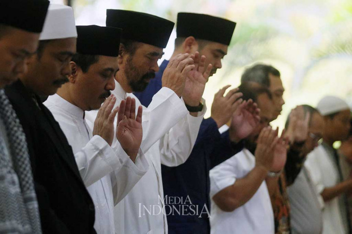 Chairman Media Group Surya Paloh didampingi Pemimpin Redaksi Metrotvnews.com Abdul Kohar dan jajaran terkait melaksanakan Salat Iduladha di Masjid Nursiah Daud Paloh.