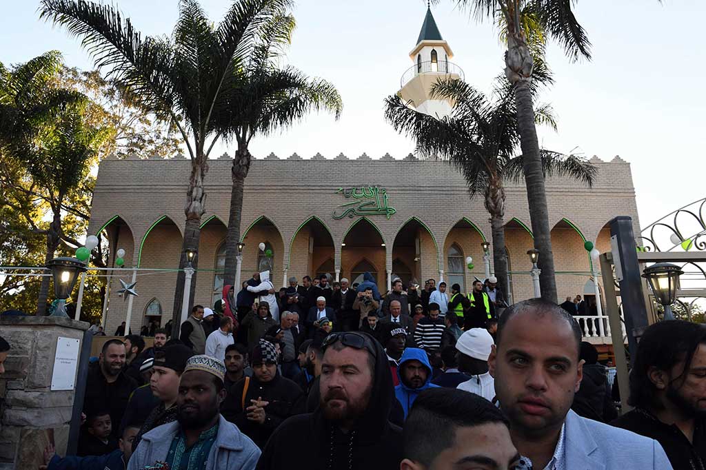 Jemaah meninggalkan Masjid Lakemba usai melaksanakan Salat Iduladha.