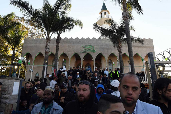 Jemaah meninggalkan Masjid Lakemba usai melaksanakan Salat Iduladha.