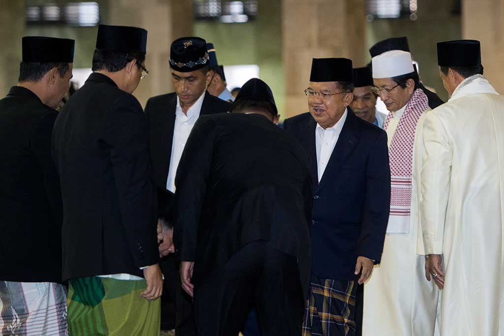 Wakil Presiden Jusuf Kalla diikuti Imam Besar Masjid Istiqlal Nasaruddin Umar (kedua kanan) tiba untuk melaksanakan Salat Iduladha 1438 H, di Masjid Istiqlal  Jakarta, Jumat (1/9/2017). 