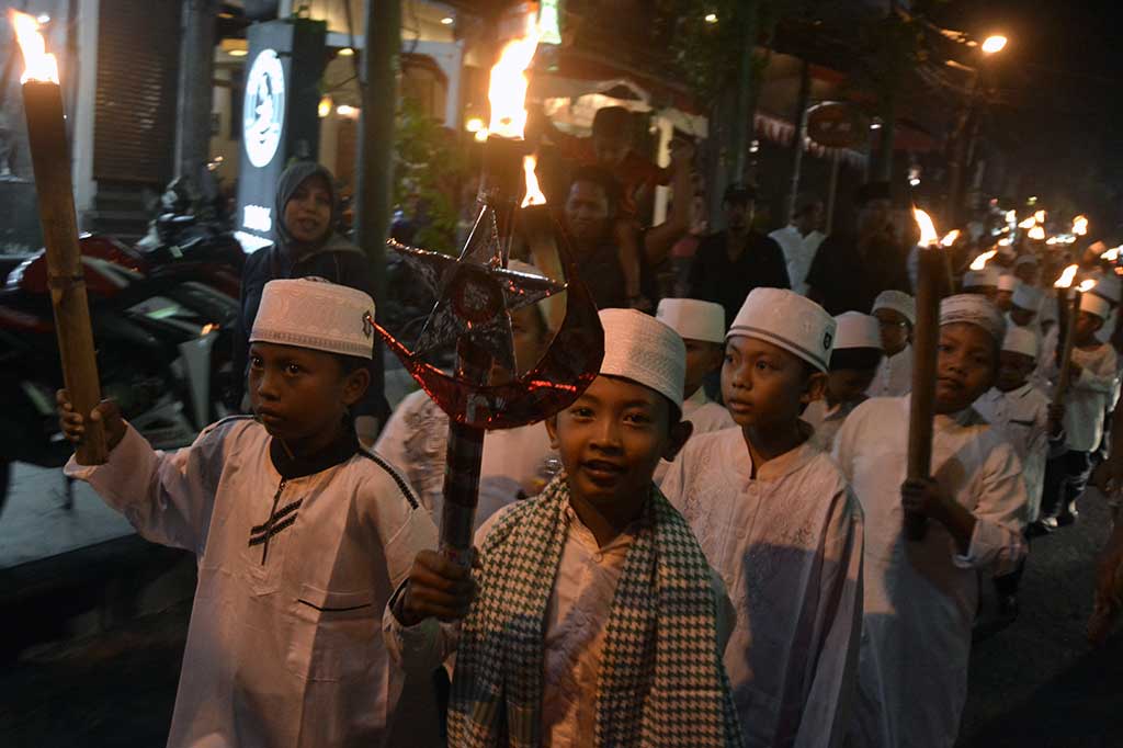 Anak-anak berkeliling sambil membawa obor saat kegiatan pawai takbir menyambut Iduladha 1438 H di kawasan Kuta, Bali, Kamis (31/8). ANTARA/Fikri Yusuf