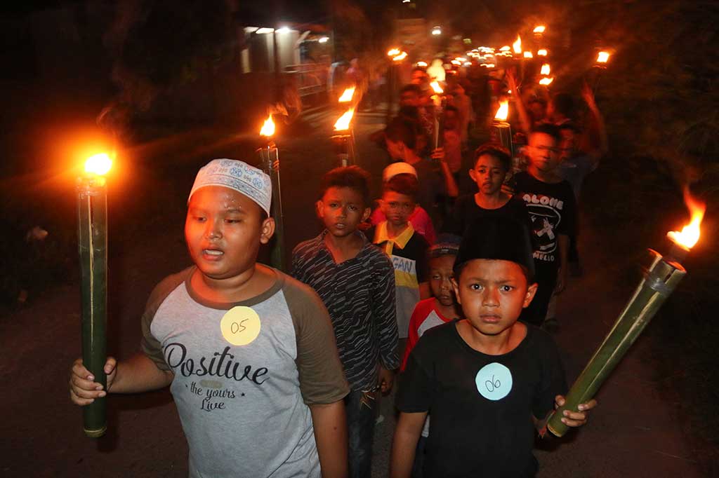 Anak-anak mengikuti pawai obor di Tani Asli, Sunggal, Deli Serdang, Sumatra Utara, Kamis (31/8/2017). ANTARA/Irsan Mulyadi