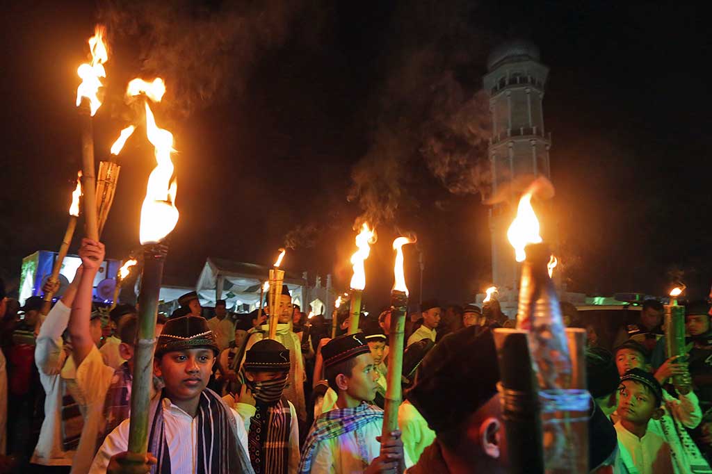 Peserta pawai takbiran Iduladha saat melintas di depan Masjid Raya Baiturrahman, Banda Aceh, Aceh, Kamis (31/8/2017). ANTARA/Irwansyah Putra