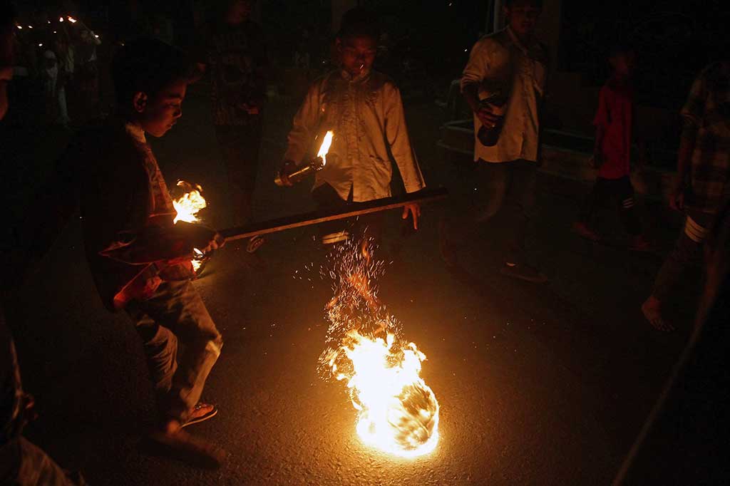 Sejumlah santri memainkan bola api dalam pawai obor di Jabung, Malang, Jawa Timur, Kamis (31/8/2017) malam. ANTARA/Ari Bowo Sucipto