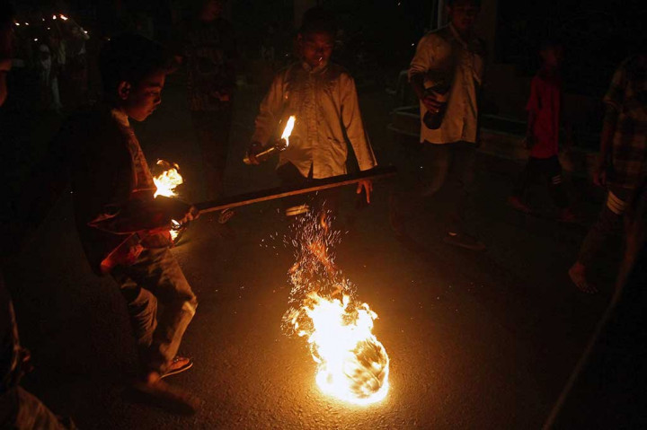 Sejumlah santri memainkan bola api dalam pawai obor di Jabung, Malang, Jawa Timur, Kamis (31/8/2017) malam. ANTARA/Ari Bowo Sucipto