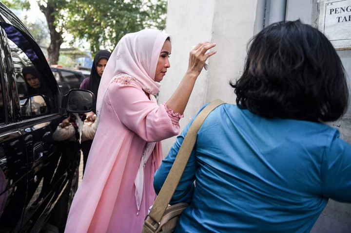 Istri Gubernur Bengkulu nonaktif yang juga tersangka kasus dugaan suap di lingkungan Pemprov Bengkulu Lily Martiani Maddari memasuki Rutan C1 KPK usai menjalankan Salat Iduladha.