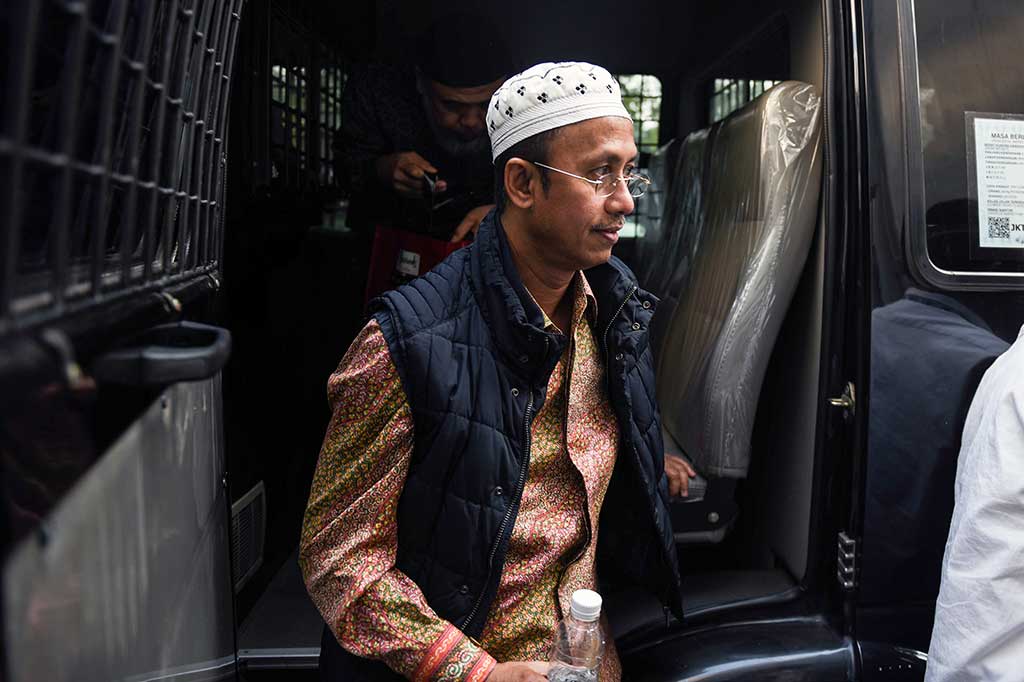 Bupati Pamekasan nonaktif yang juga tersangka kasus dugaan suap kepada Kajati Pamekasan Achmad Syafii memasuki Rutan C1 KPK usai menjalankan Salat Iduladha