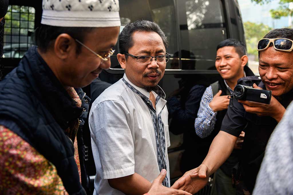 Auditor BPK yang juga tersangka kasus dugaan suap terkait WTP di Kemendes PDTT Rochmadi Saptogiri (tengah) memasuki Rutan C1 KPK usai menjalankan Salat Iduladha.