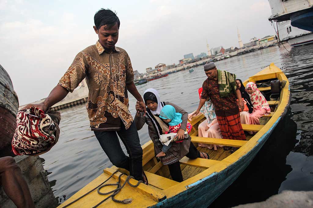 Warga hendak turun dari perahu untuk melaksanakan Salat Iduladha 1438 H di Pelabuhan Sunda Kelapa, Jakarta, Jumat (1/9/2017). ANTARA/Makna Zaezar