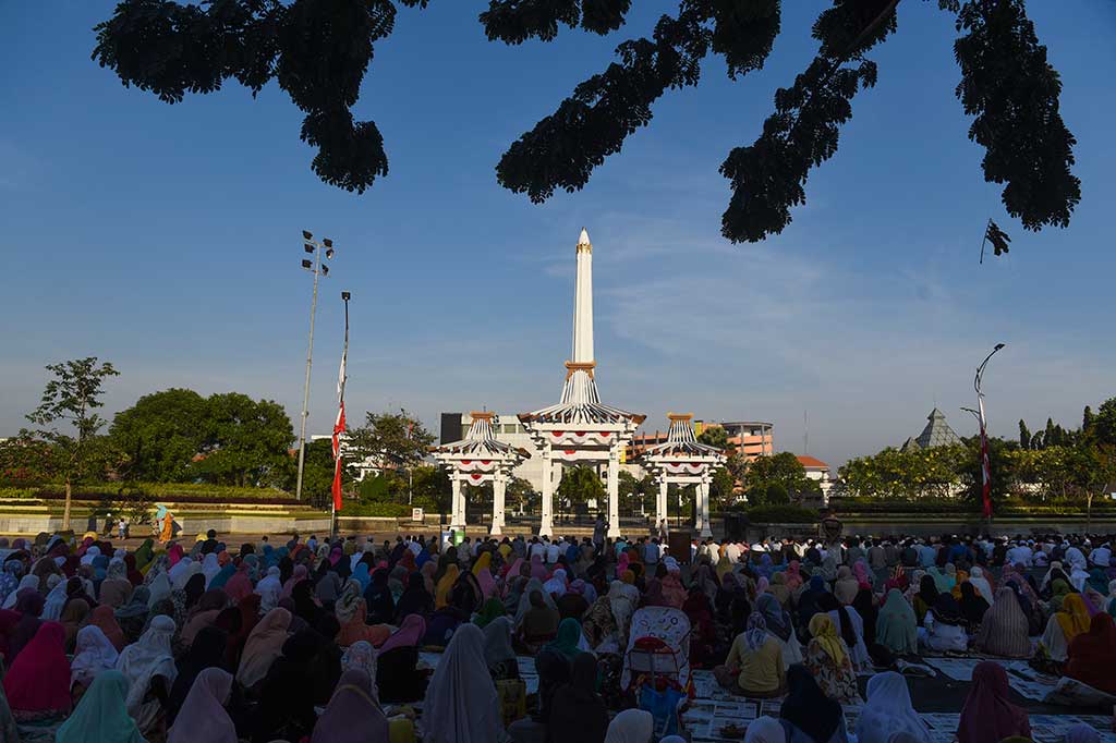 Umat muslim melaksanakan Salat Iduladha di kawasan Tugu Pahlawan, Surabaya, Jawa Timur. ANTARA/Zabur Karuru