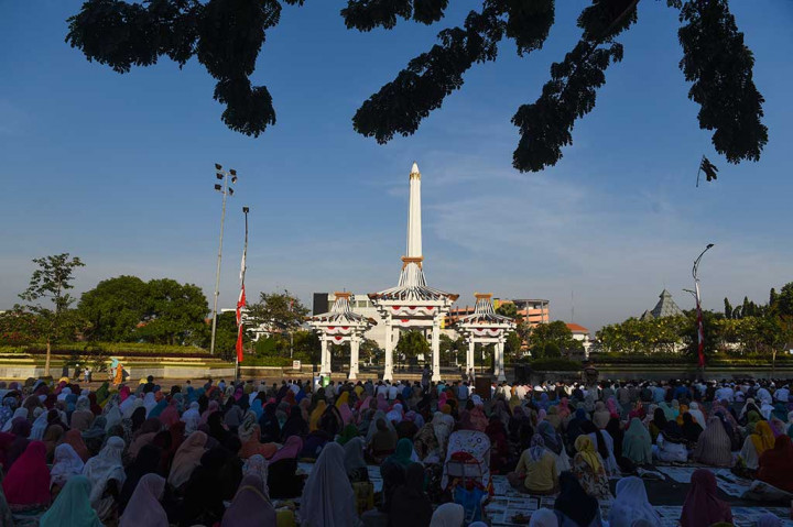 Umat muslim melaksanakan Salat Iduladha di kawasan Tugu Pahlawan, Surabaya, Jawa Timur. ANTARA/Zabur Karuru
