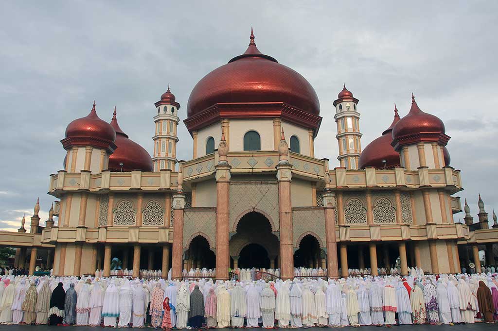 Ribuan umat muslim melaksanakan salat Iduladha di Masjid Agung Baitul Makmur Meulaboh, Aceh Barat, Aceh. ANTARA/Syifa Yulinnas