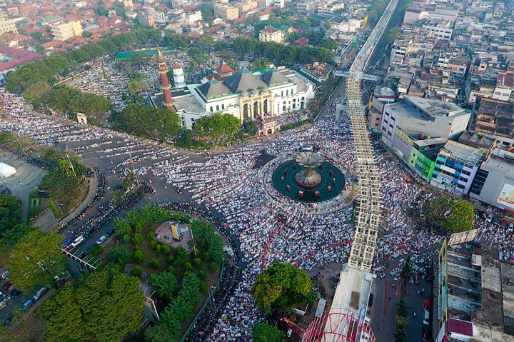 Ribuan umat muslim melaksanakan Salat Iduladha di halaman bundaran air mancur Masjid Agung, Palembang. ANTARA/Nova Wahyudi
