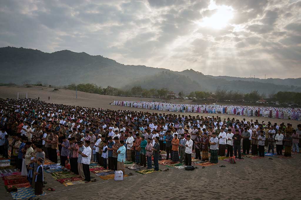 Ribuan umat muslim melaksanakan salat Iduladha di Gumuk Pasir Parangkusumo, Bantul, DI Yogyakarta. ANTARA/Hendra Nurdiyansyah