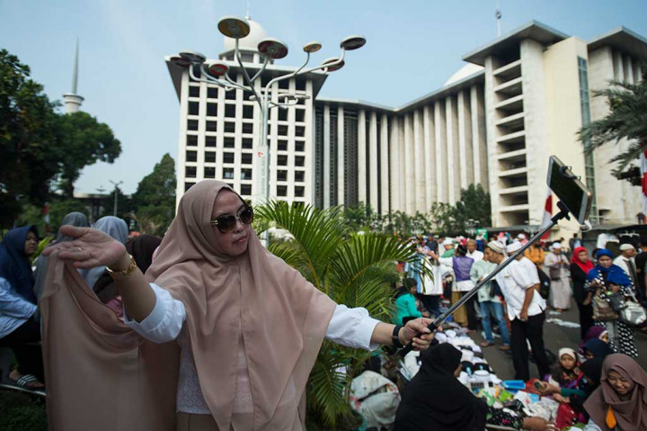 Jemaah melakukan swafoto usai pelaksanaan Salat Idul Adha 1438 H di Masjid Istiqlal, Jakarta. ANTARA/Rosa Panggabean