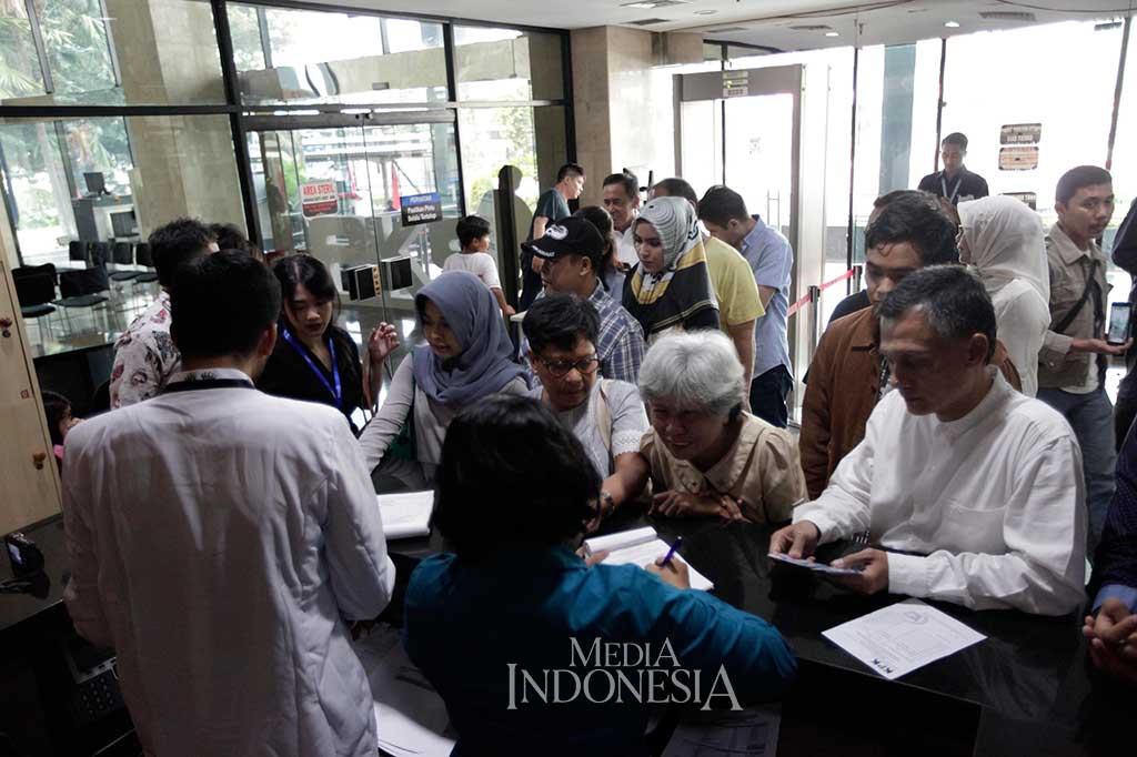 Anggota keluarga dan kolega mendaftarkan diri ketika mengunjungi tahanan di Gedung KPK, Jakarta, Jumat (1/9/2017). MI/Rommy Pujianto 