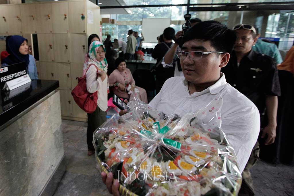 Anggota keluarga dan kolega membawa makanan ketika akan mengunjungi tahanan di Gedung KPK. MI/Rommy Pujianto
