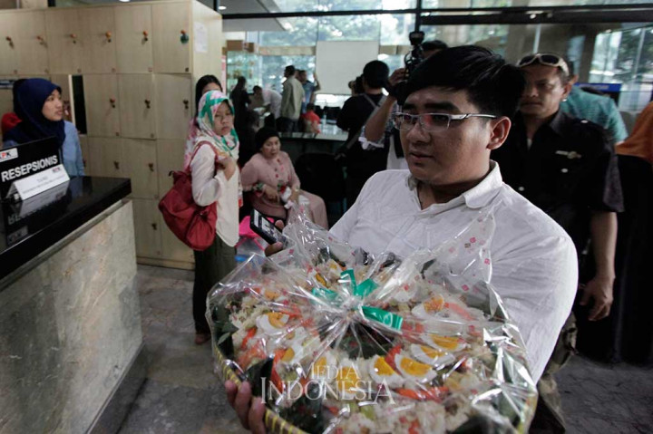 Anggota keluarga dan kolega membawa makanan ketika akan mengunjungi tahanan di Gedung KPK. MI/Rommy Pujianto