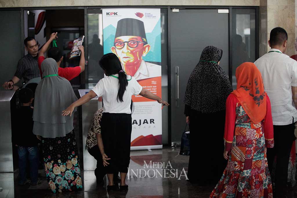 Anggota keluarga dan kolega diperiksa petugas sebelum masuk untuk mengunjungi tahanan KPK. MI/Rommy Pujianto