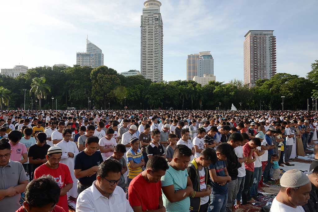 Ribuan umat muslim di Filipina melaksanakan Salat Iduladha di sebuah taman di Manila, Jumat (1/9/2017). AFP/Ted Aljibe