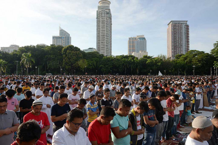 Ribuan umat muslim di Filipina melaksanakan Salat Iduladha di sebuah taman di Manila, Jumat (1/9/2017). AFP/Ted Aljibe