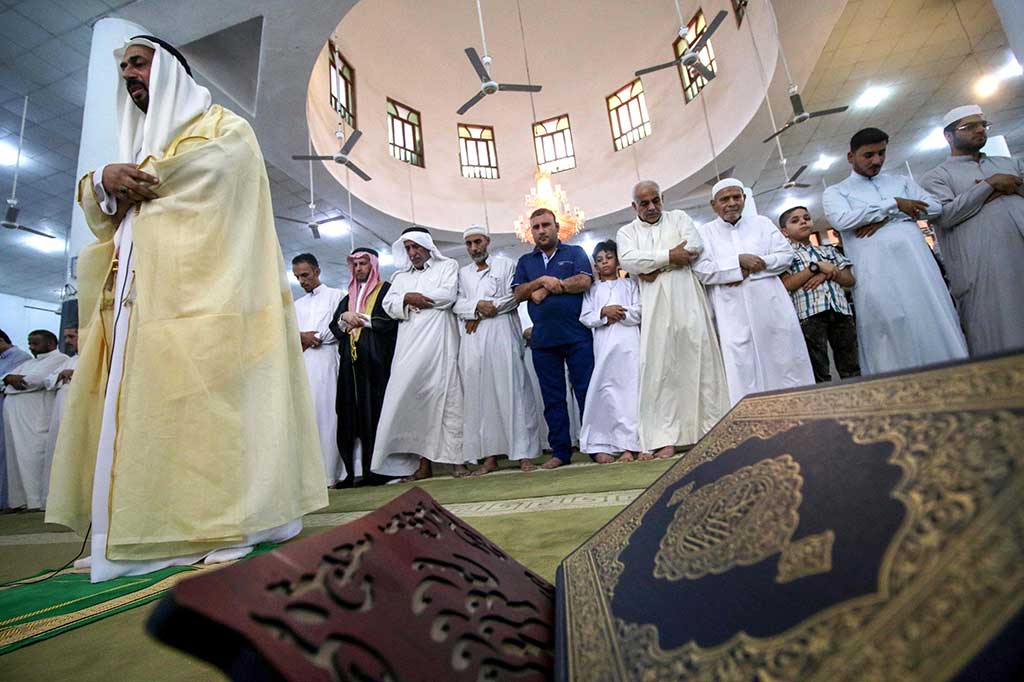 Umat muslim melaksanakan Salat Iduladha di sebuah masjid di Basra, wilayah selatan Irak. AFP/Haidar Mohammed Ali