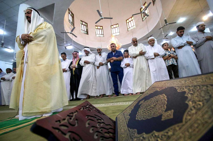 Umat muslim melaksanakan Salat Iduladha di sebuah masjid di Basra, wilayah selatan Irak. AFP/Haidar Mohammed Ali