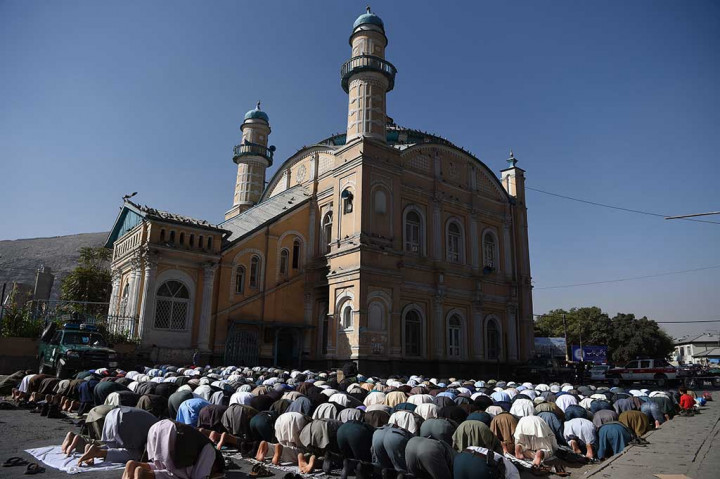 Umat Muslim Afghanistan melaksanakan Salat Iduladha di Masjid Shah-e-Do Shamshira di Kabul. AFP/Wakil Kohsar