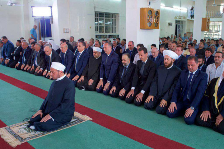 Presiden Suriah Bashar al-Assad (tengah) melakukan Salat Idul Adha di Masjid Agung Qara, di wilayah Qalamoun, pinggiran Damaskus. AFP/Syrian Presidency Twitter page
